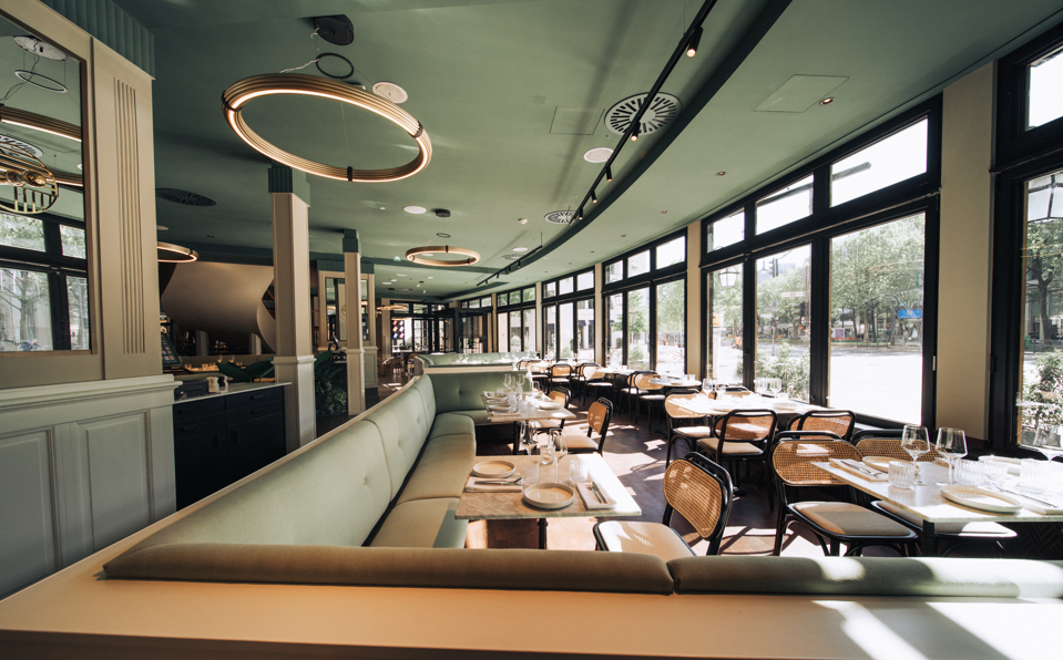 <p>Das Hotel Bristol Berlin begeistert zudem mit dem neuen Highlight „<strong>Just a Pop-Up</strong>“: Ein modernes Gastronomie-Konzept, das sich über zwei Etagen erstreckt und mit einer einladenden Terrasse den perfekten Blick auf das Berliner Stadtleben bietet.</p>