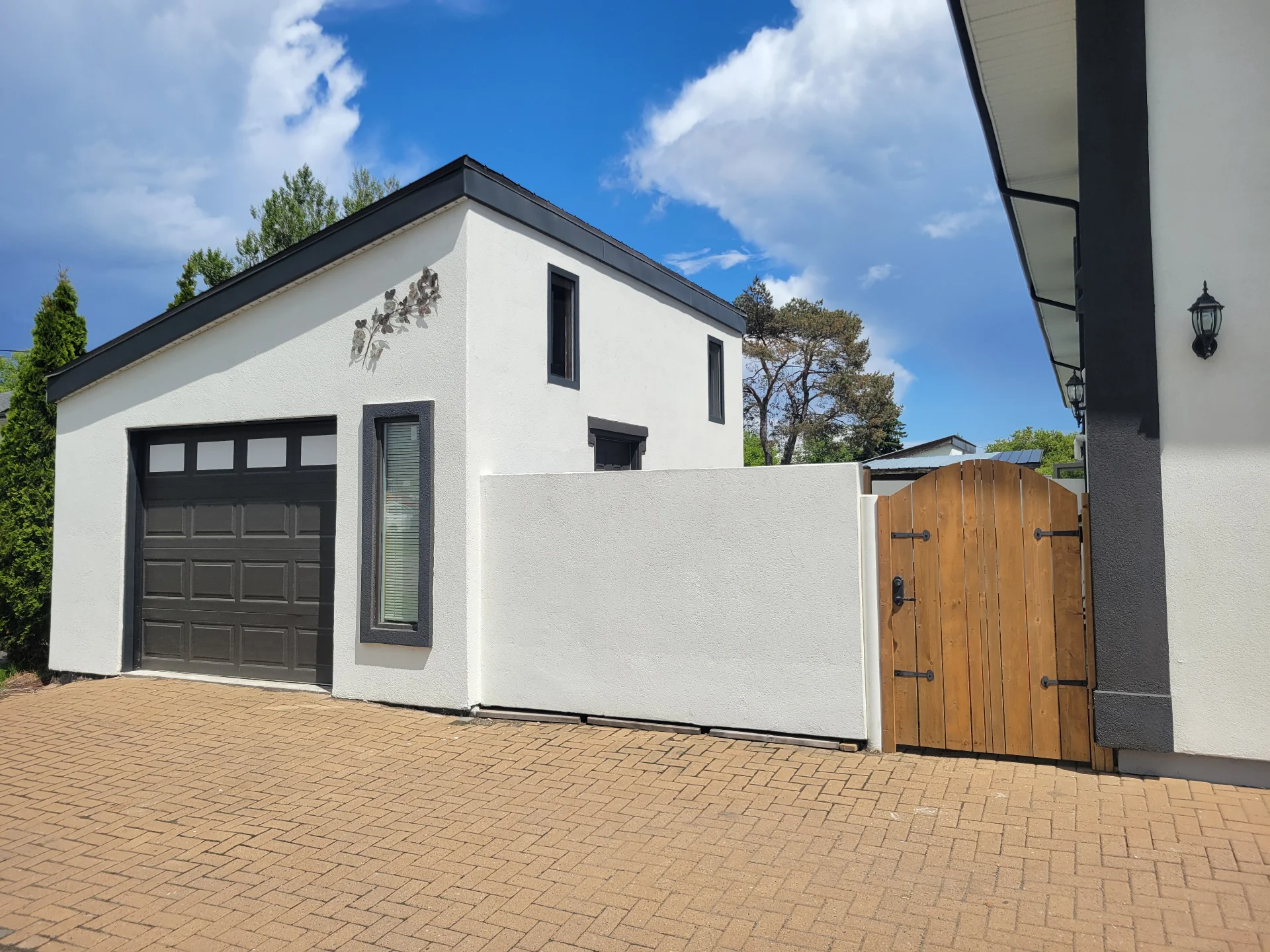 <span>Garage + Laundry:</span>