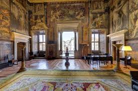 <span>All'interno della sontuosa dimora lavorarono i migliori pittori e architetti dell'epoca. I temi degli affreschi furono ispirati dal letterato Annibal Caro e realizzati da Taddeo Zuccari, poi sostituito, alla sua morte (1566), dal fratello Federico Zuccari, da Onofrio Panvinio e da Fulvio Orsini.</span>