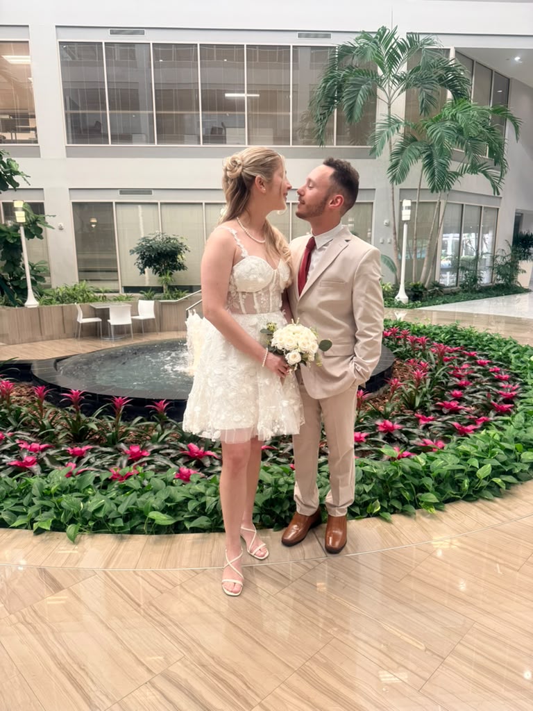 Pareja besándose en la ceremonia