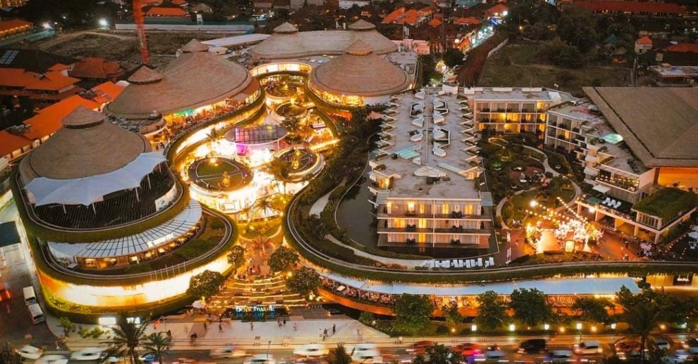 <span>Beachwalk Shopping Center</span>