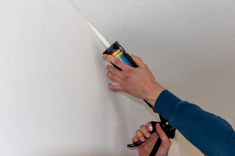 Ecken und Fugen von Gipskartonverbindungen mit Acryl verfugen