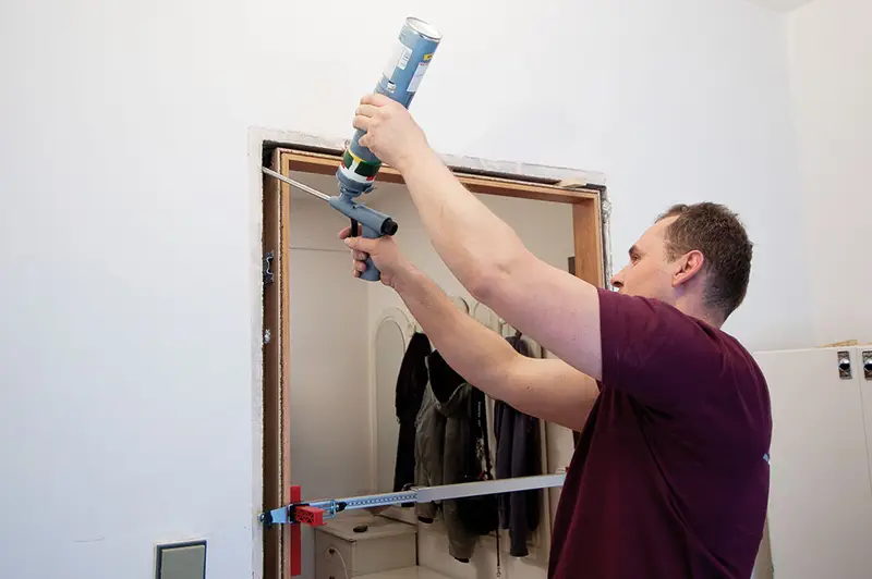 Beschneiden der Metalltürzargen für Einbau in Stahlbetonpaneel bis 15 cm