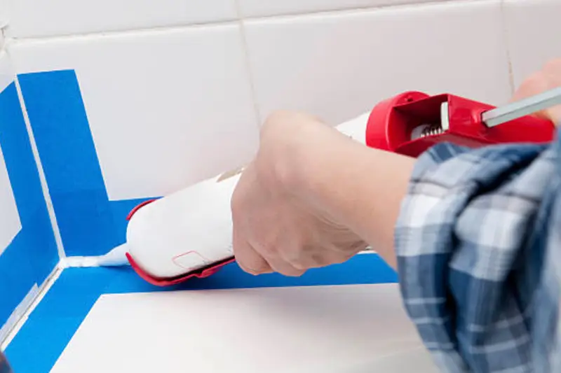 Špárovanie obkladu a dlažby silikónovou špárovačkou