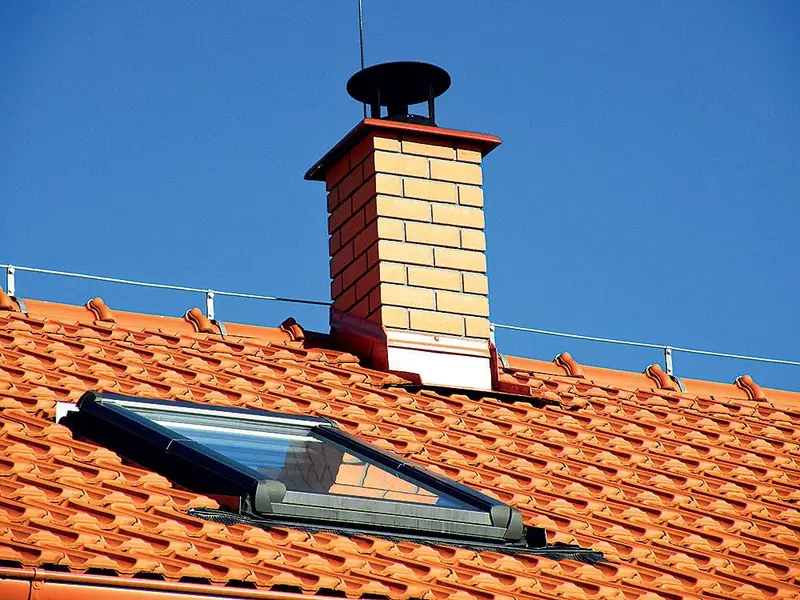 Das Mauern eines Schornsteins aus Schamottesteinen mit keramischem Einsatz