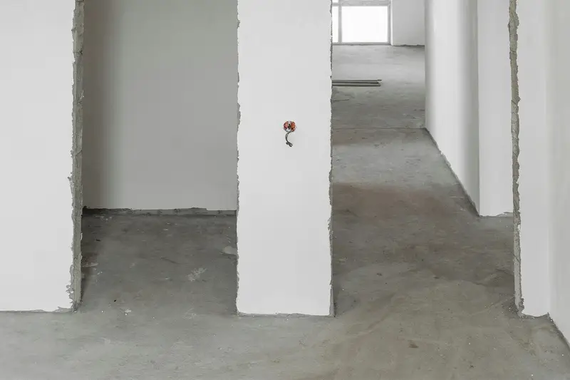 Schleifen und Nivellieren des Untergrunds vor der Verlegung (Beton)