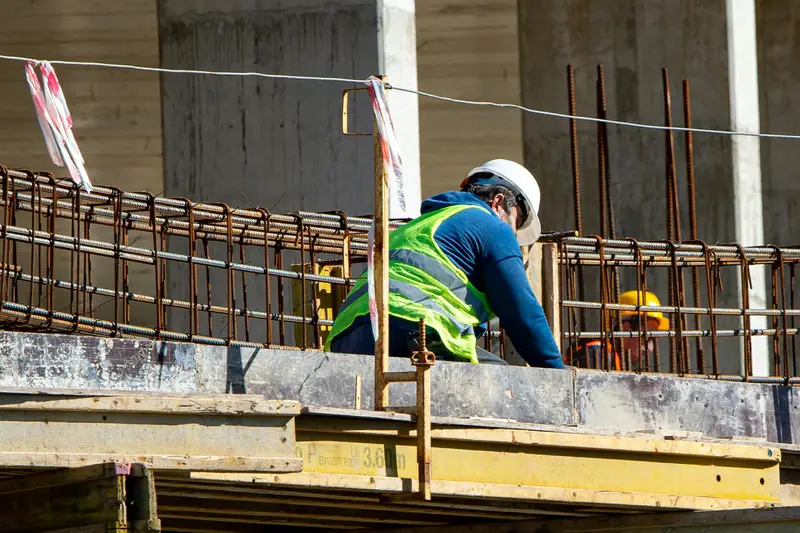 Stanzen eines Lochs in Stahlbetonpanel bis zu 15 cm