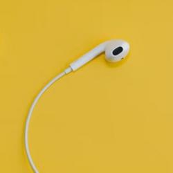 fone de ouvido podcast unsplash