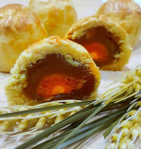 2026 Handmade Mooncake Collection Released by Amour Desserts in Australia