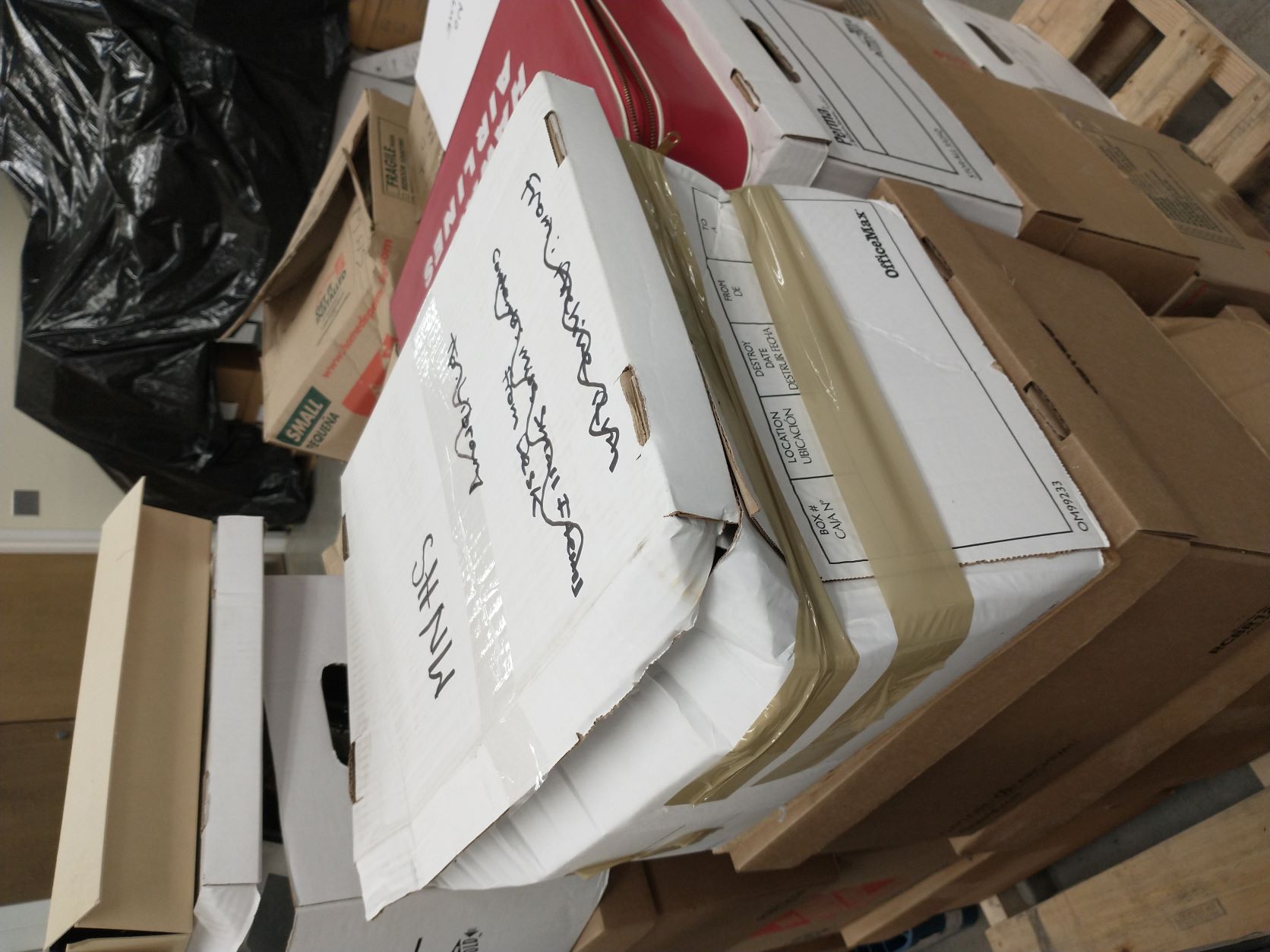 Andersen_Smashed_Box_Red_Suitcase