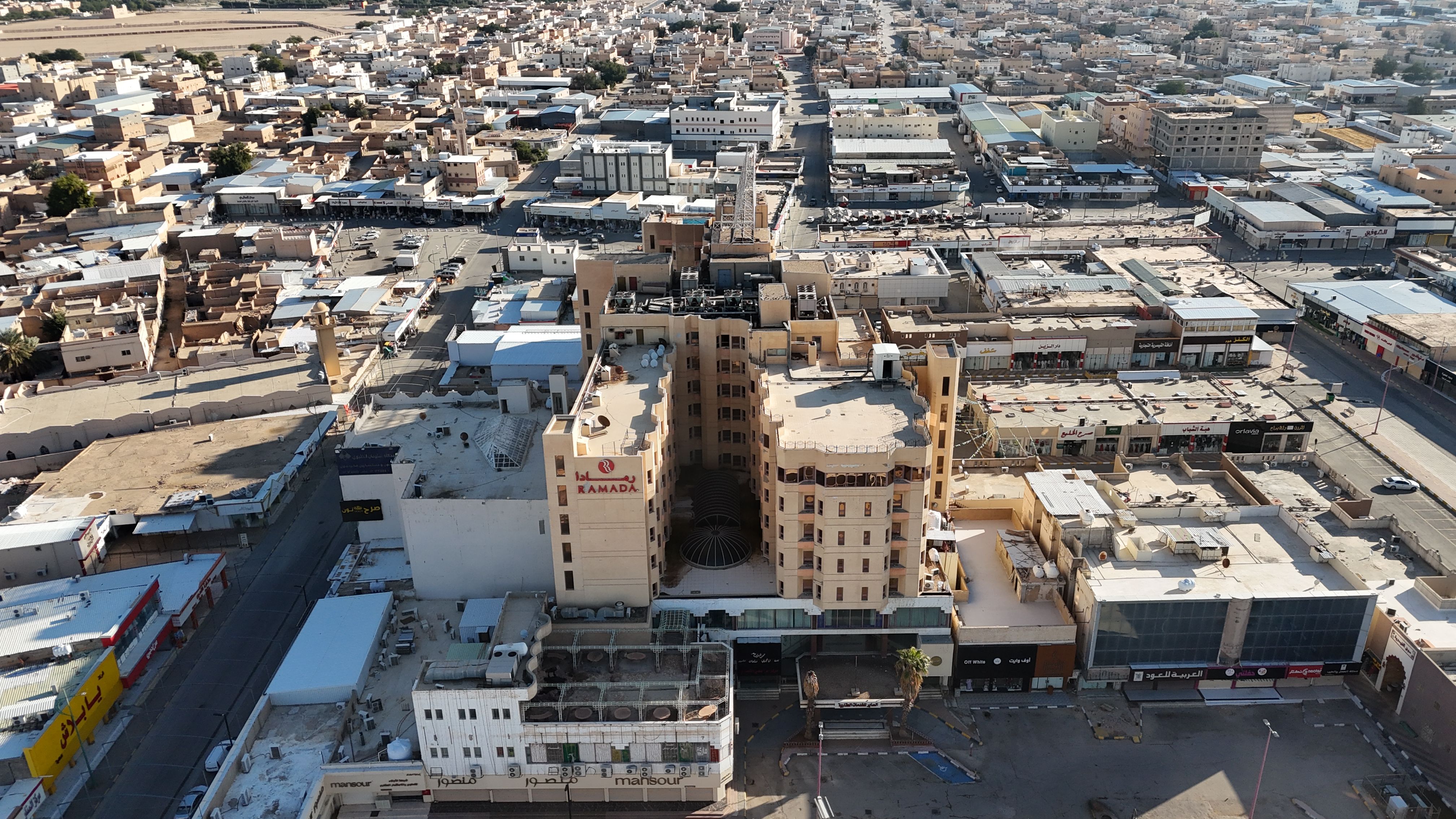 فندق ومركز تجاري بمساحة 3.113.56 م - فندق رمادا ( سابقا ) بحفر الباطن - بصك رقم 632507003919