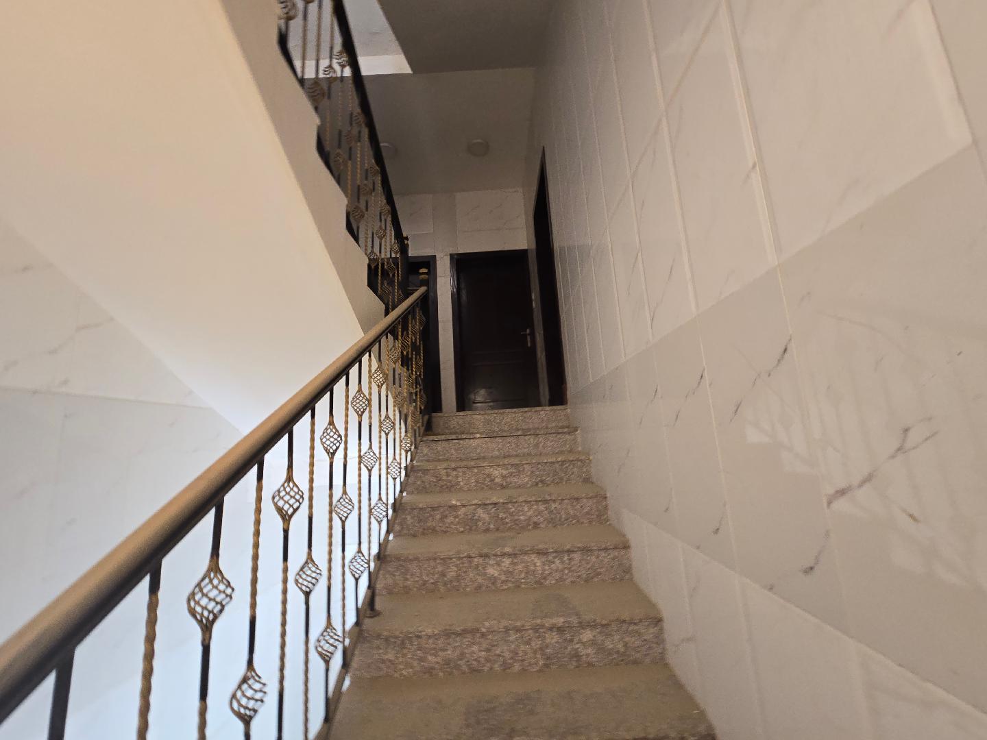 شقة سكنية في الدور الاول بمساحة 196.36م صك رقم (998552009328)