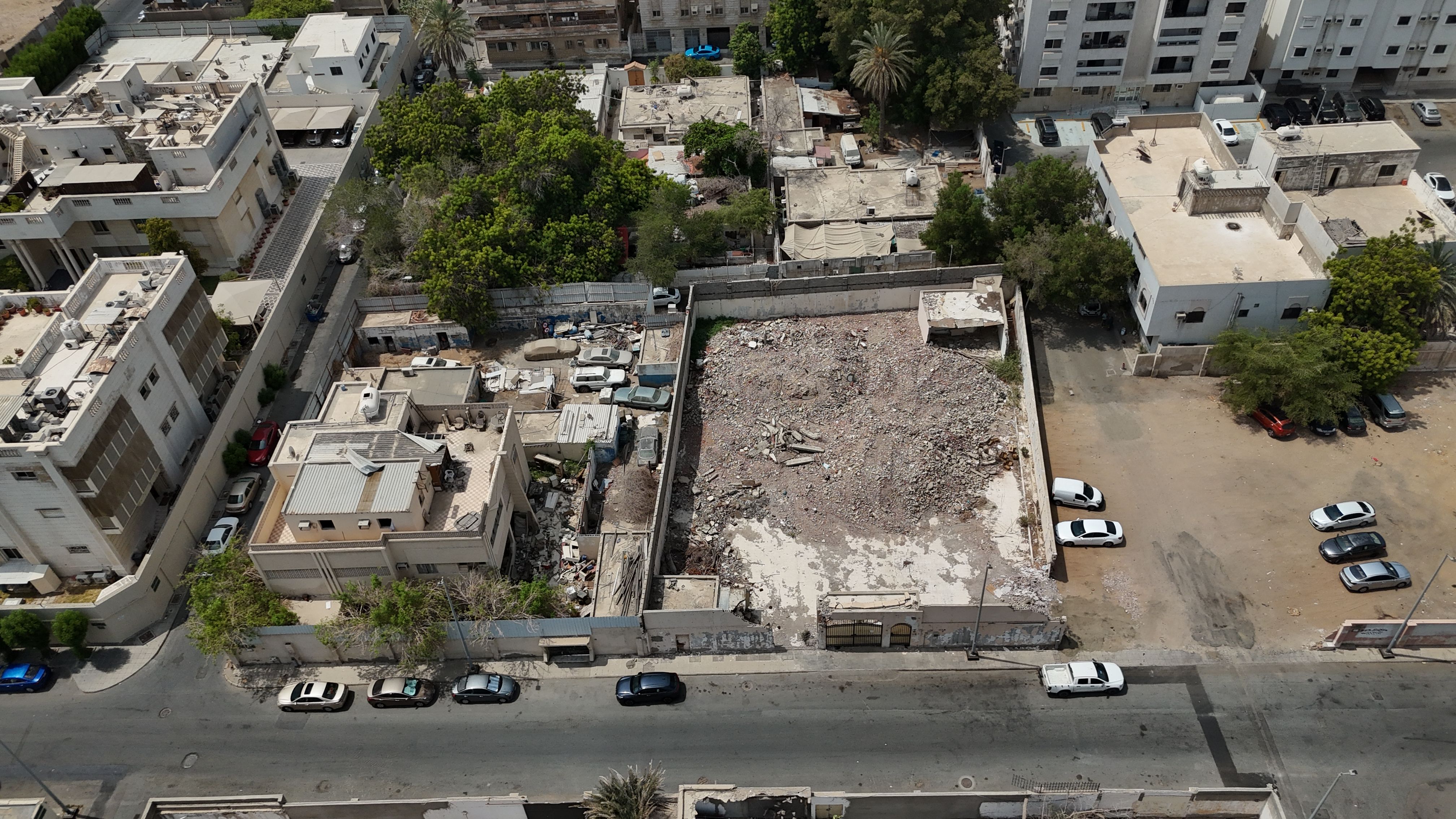 أرض سكنية - بمساحة 1,198.53متر مربع - حي الرويس - صك رقم 460632001767