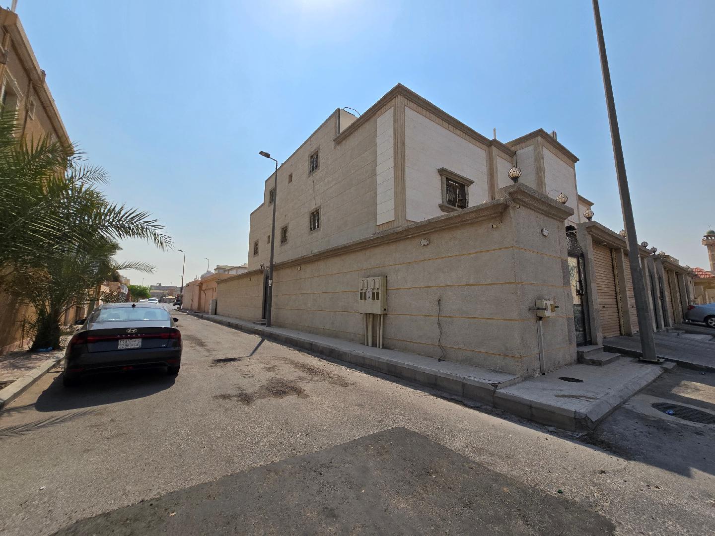 شقة سكنية في الدور الاول بمساحة 221.01م صك رقم (394736002743)