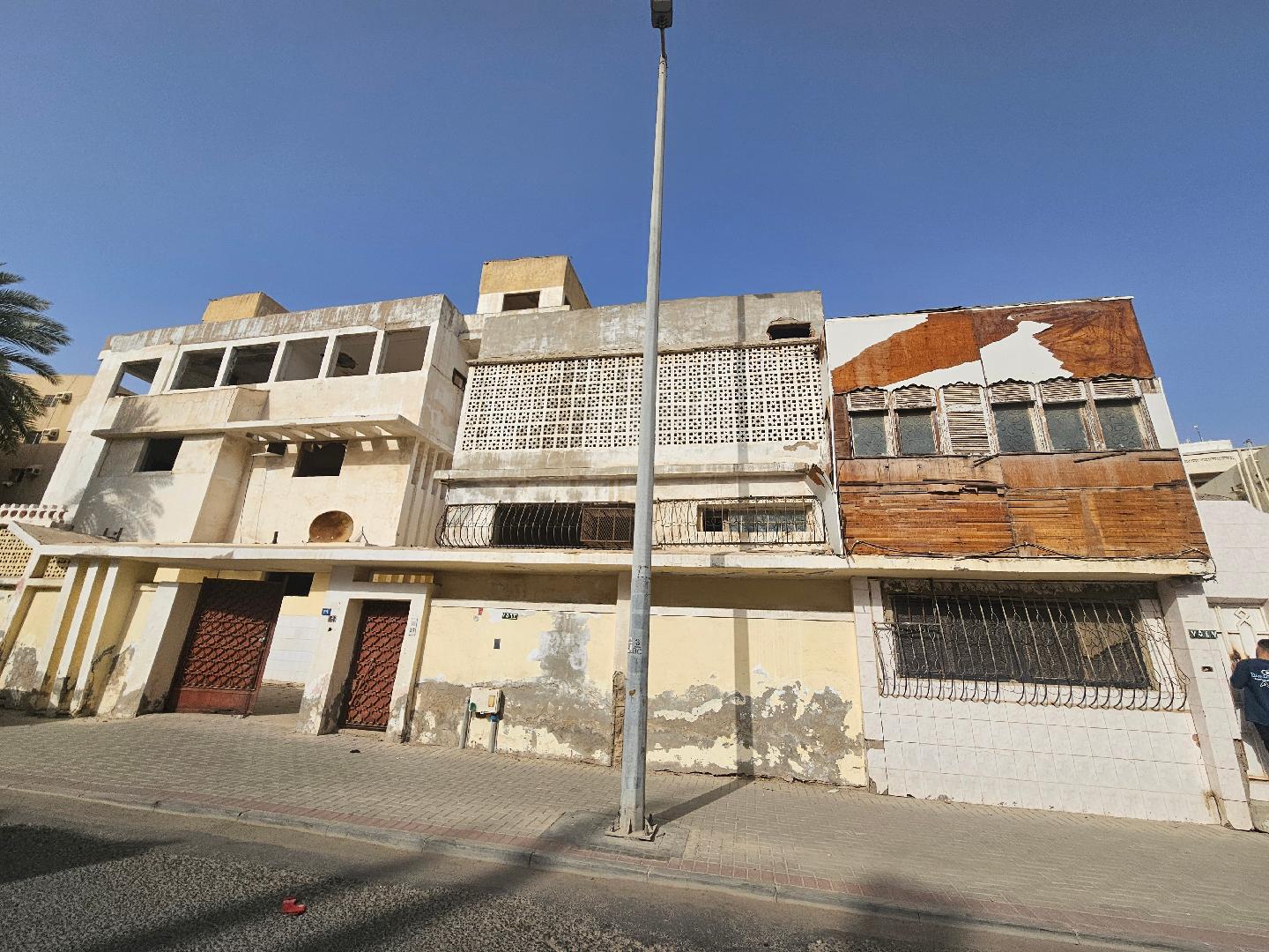 عمارة بمساحة 881م صك رقم 320212021251
