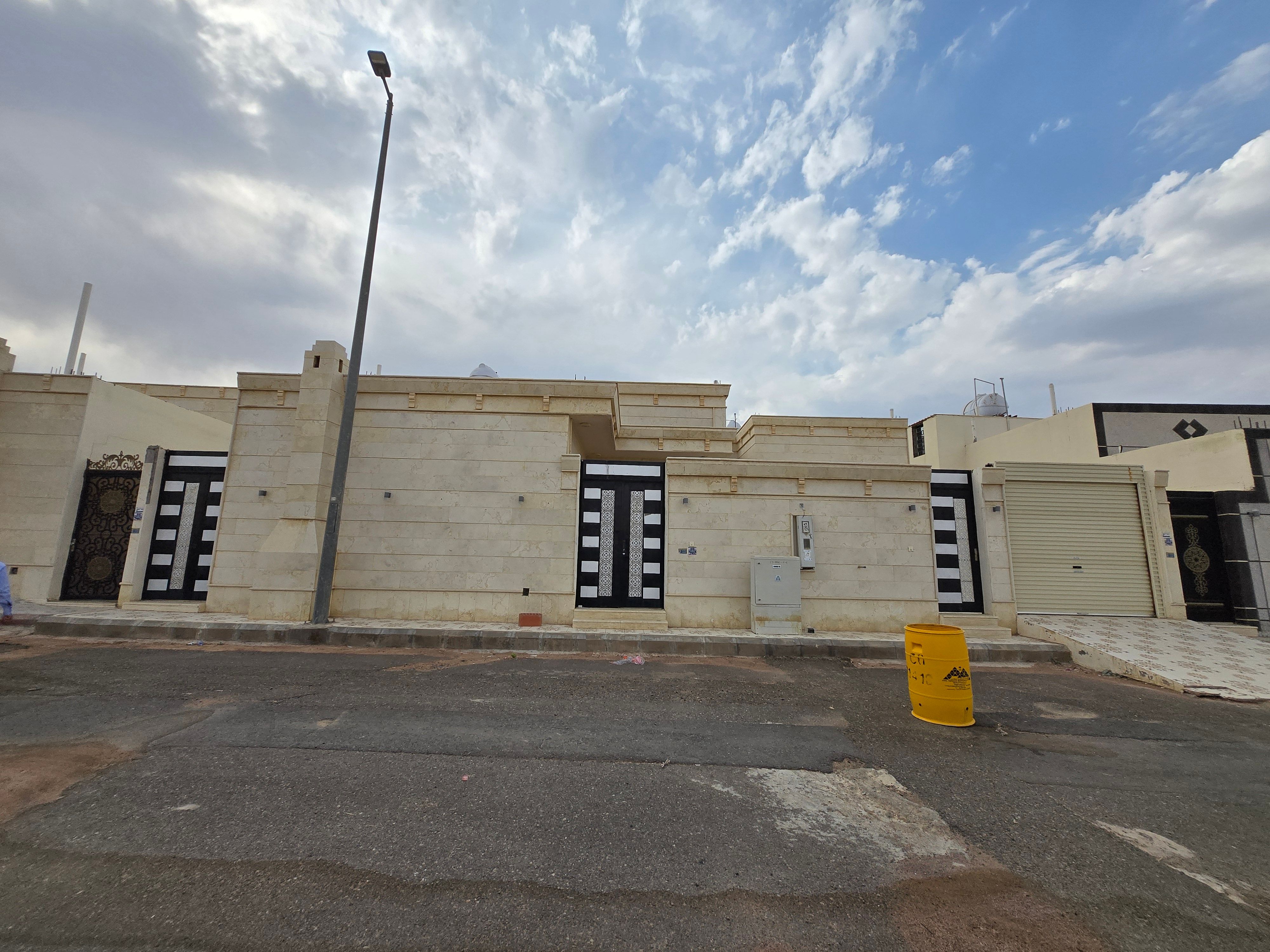 دور سكني بحي الجبل ( قفار ) صك رقم 295607002638