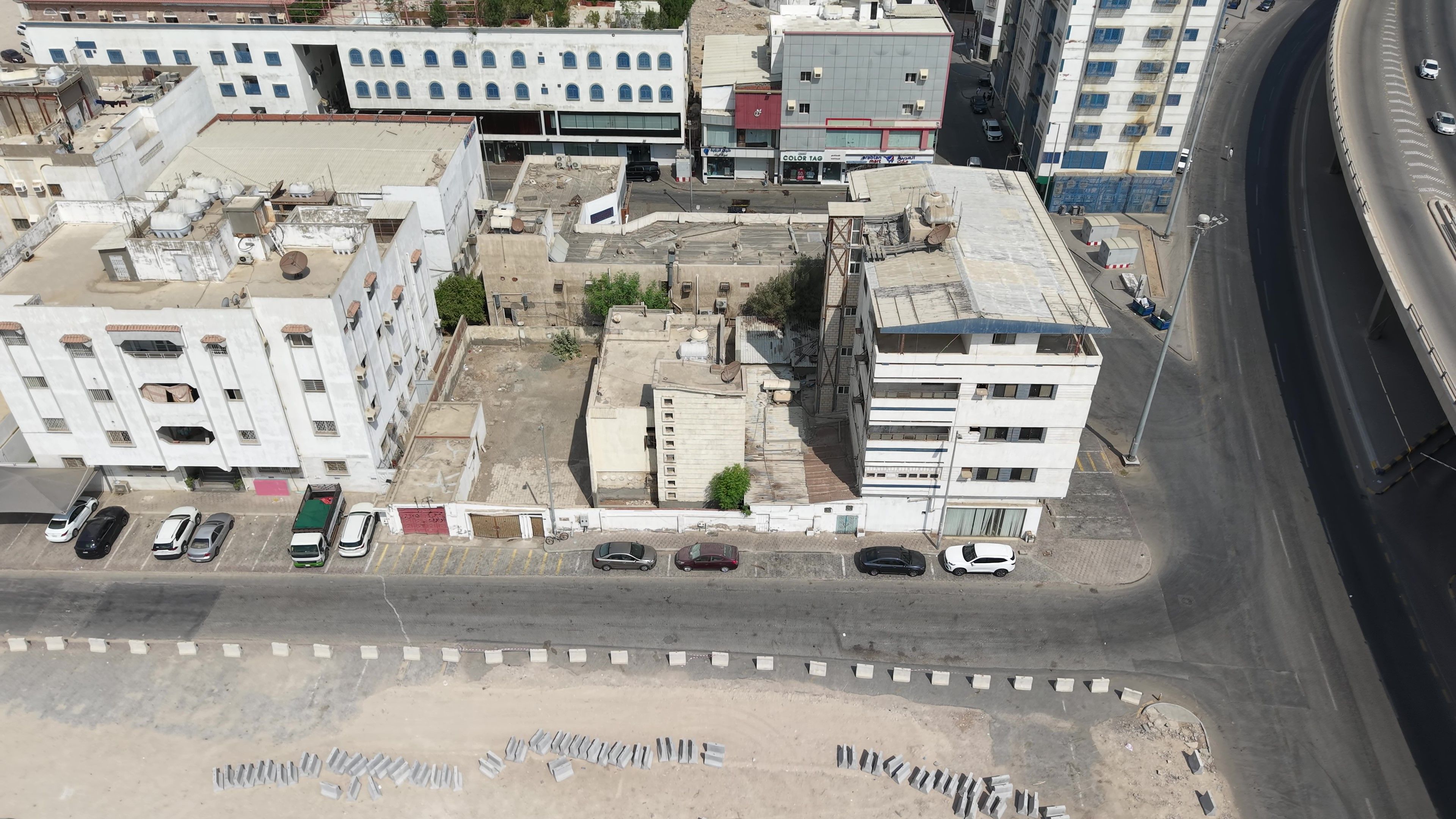 عمارة سكنية تجارية - بمساحة 1,120.47 متر مربع - بحي البغدادية الشرقية - صك رقم 520204047677