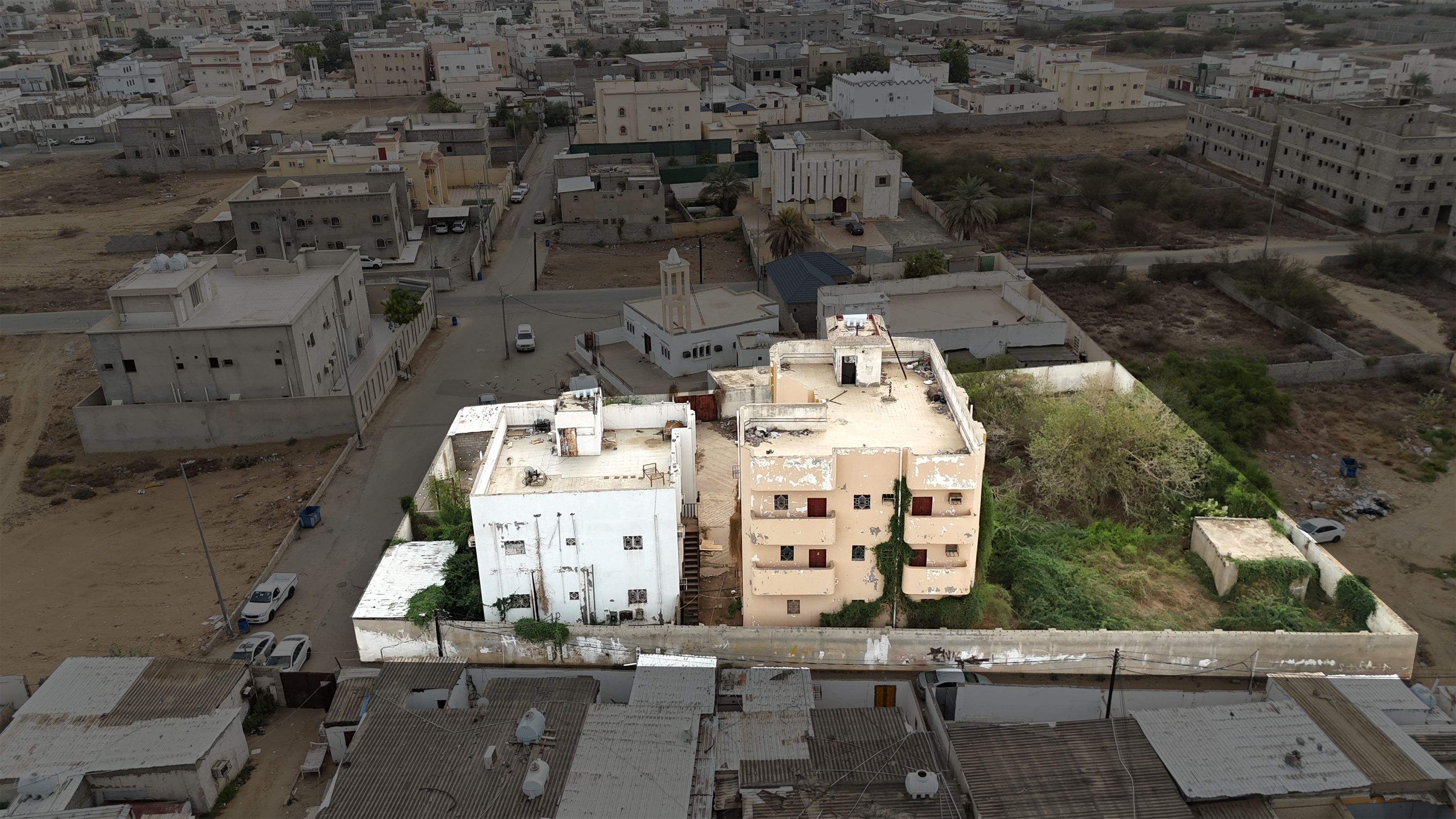 أ{ض مقام عليها مباني في ضمد بمساحة 2149 م صك 972605001023