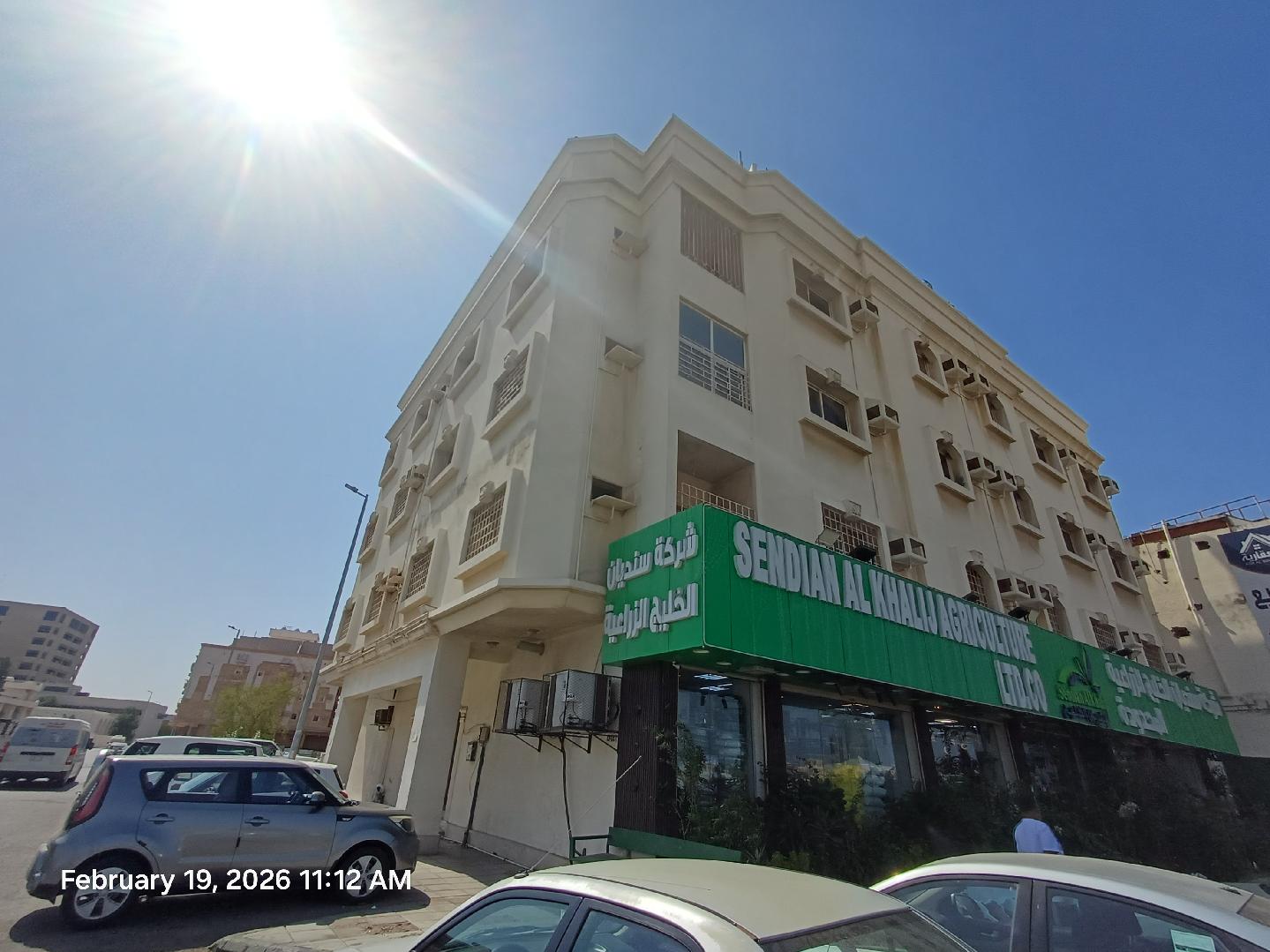 عمارة سكنية تجارية بمساحة:712.5م صك رقم 360621001195