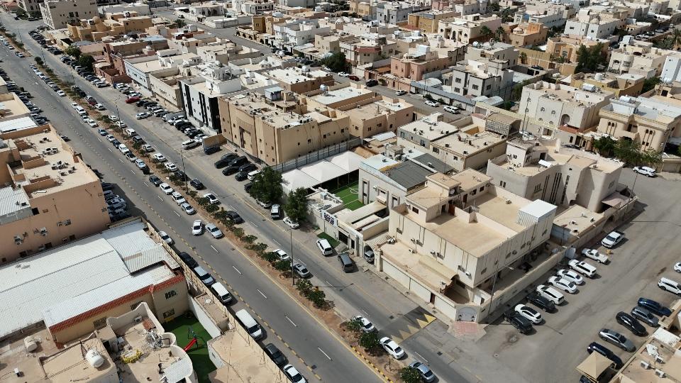 فيلا سكنية تجارية بالقرب من طريق الملك عبدالله بحي الحمراء بمدينة الرياض صك رقم /6262855518200000