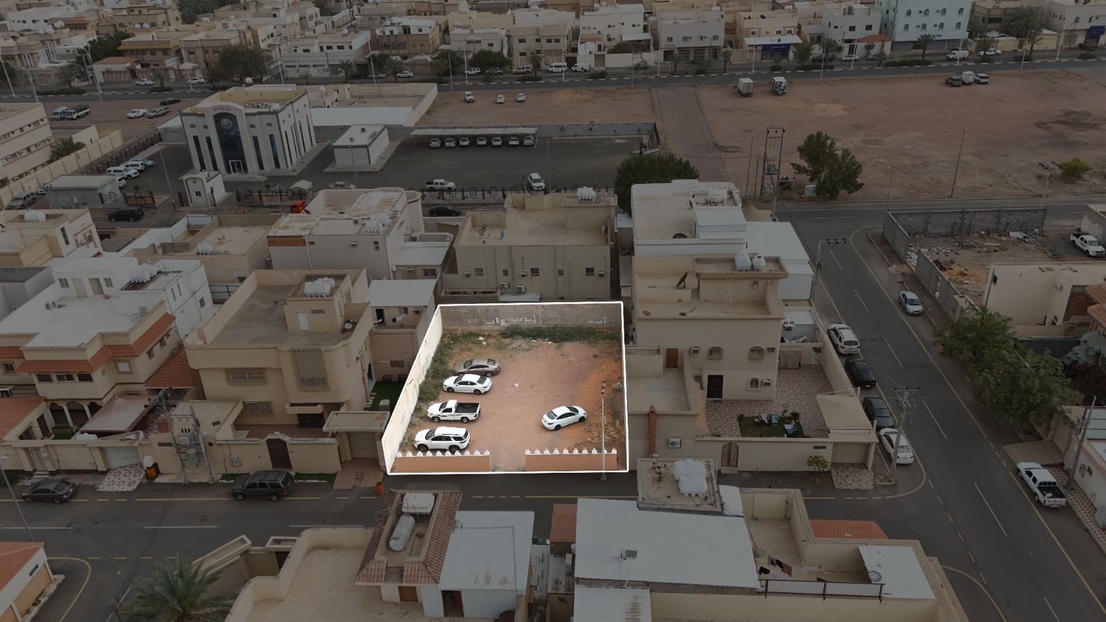 العقار عبارة عن أرض سكنية مسورة في حي المنتزة الشرقي بحائل بصك 742120006301