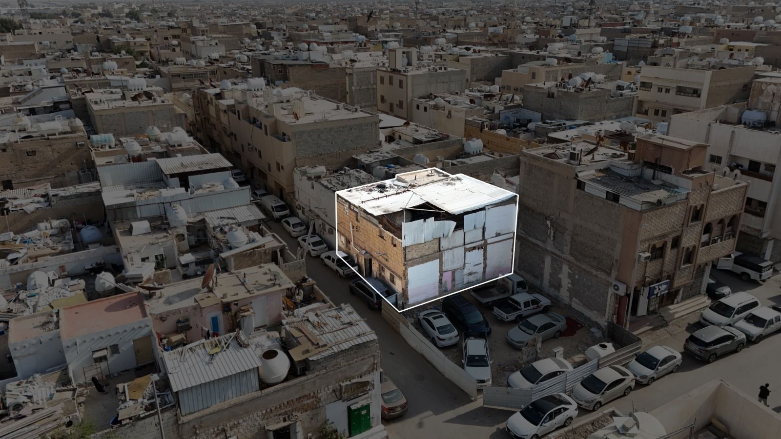 أرض مقام عليها بيت في حي منفوحه بمدينة الرياض بصك 360658000506