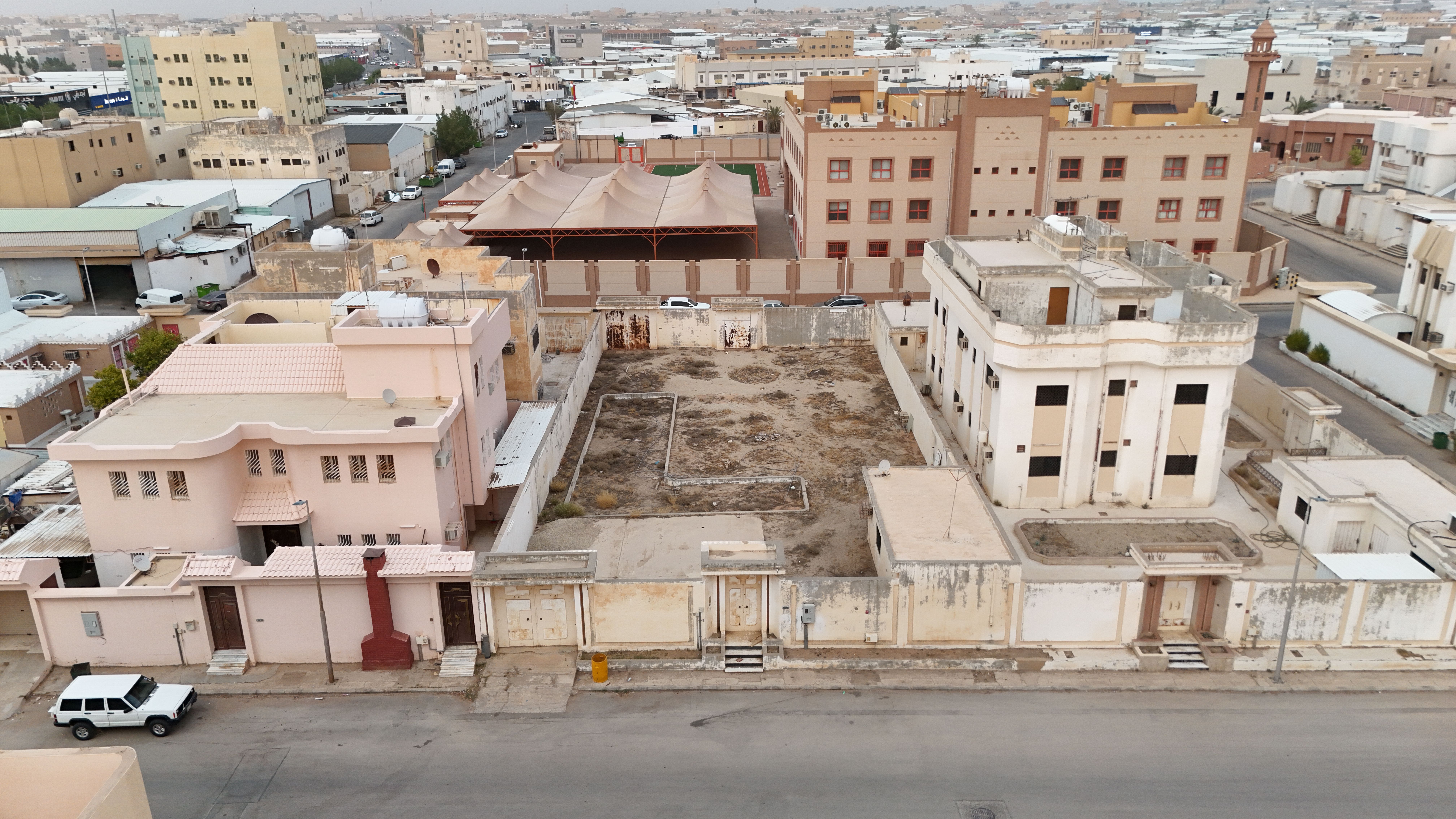 أرض سكنية مسورة من ثلاث جهات بحي السليمانية - عنيزة صك رقم 760684005176