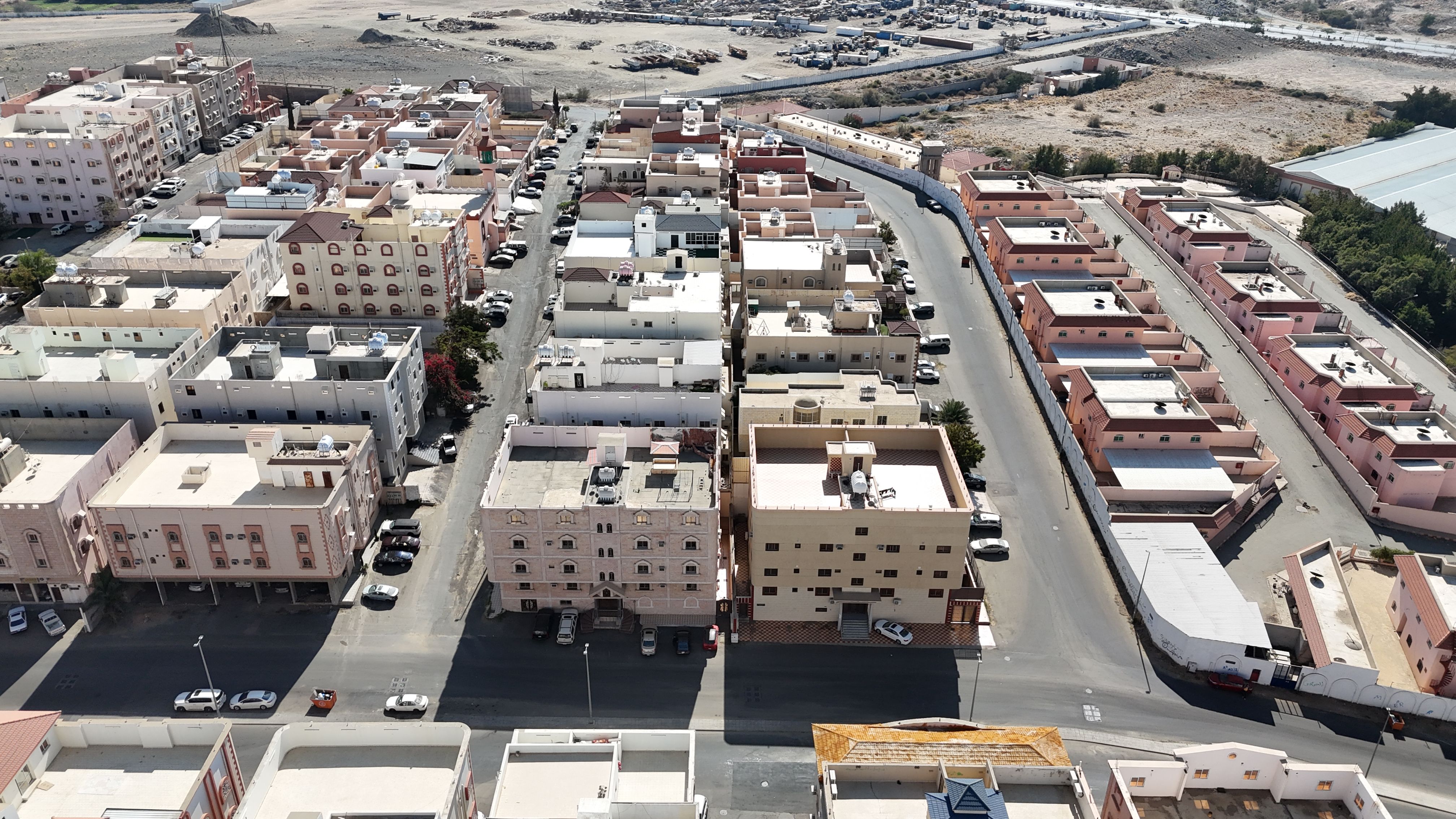 عمارة سكنية بمساحة :744.87م صك رقم (420708002740)