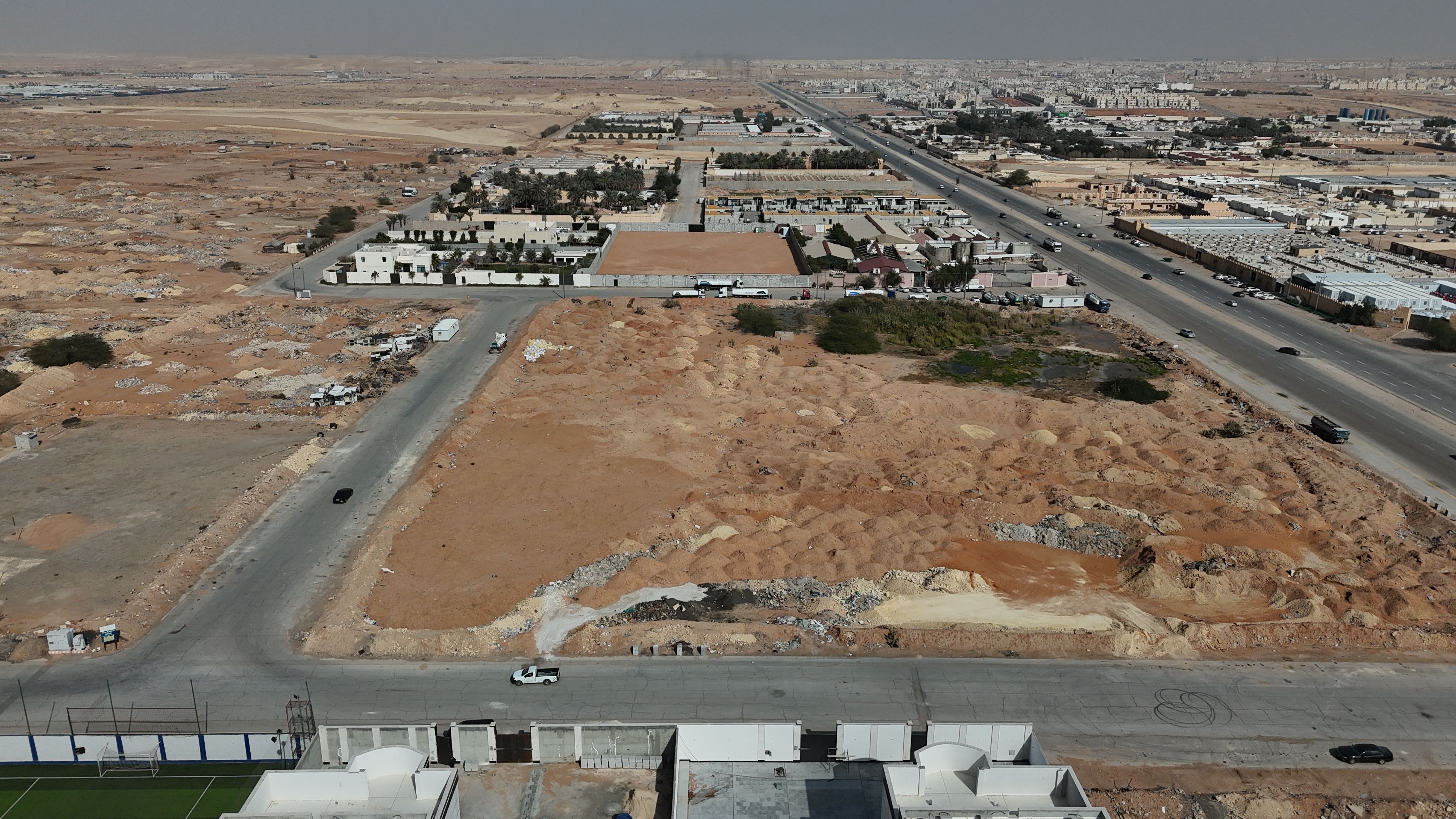 أرض سكنية (إستراحات) بمساحة : 8000م صك رقم (360678004968)