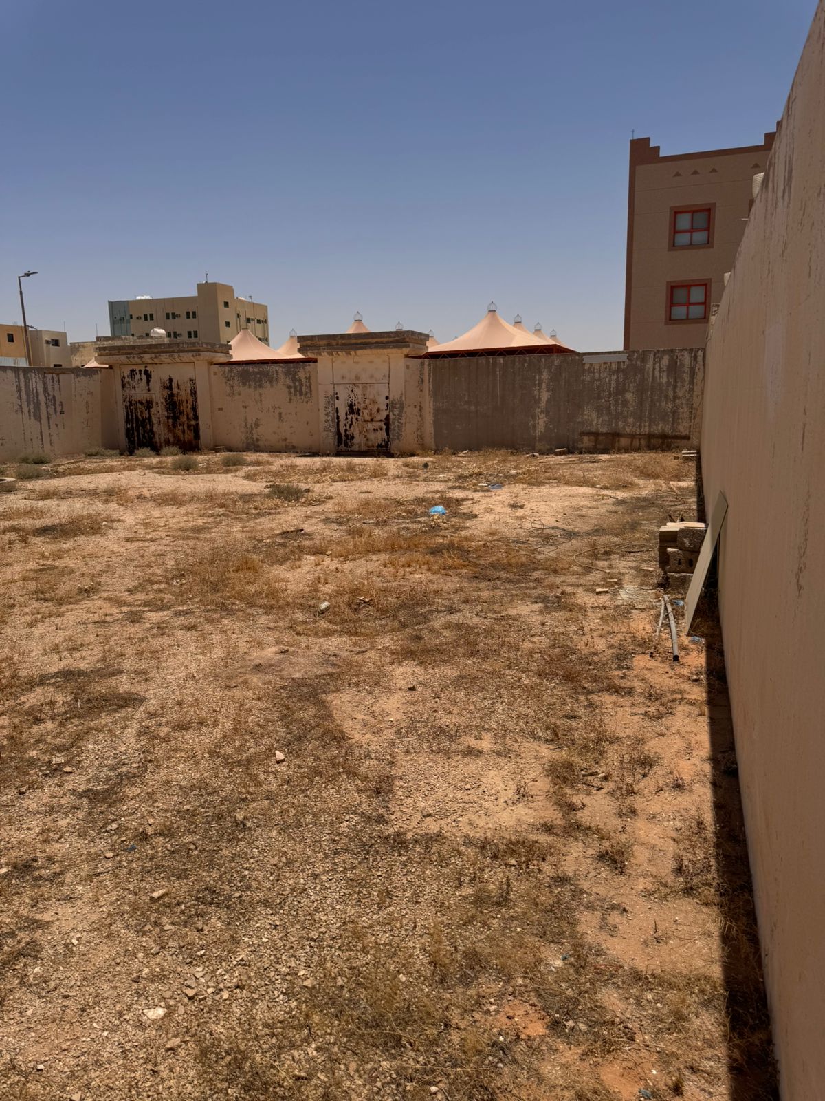 أرض سكنية مسورة من ثلاث جهات بحي السليمانية - عنيزة صك رقم 160002976007