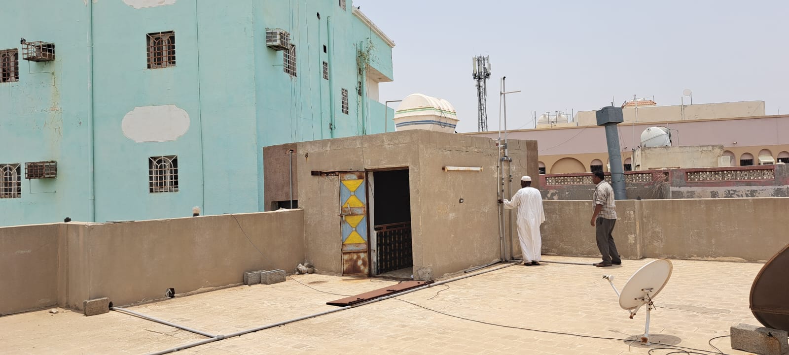 عمارة بمحلات و دور سكني في احد المسارحة بمنطقة جيزان- رقم الصك 360001592308