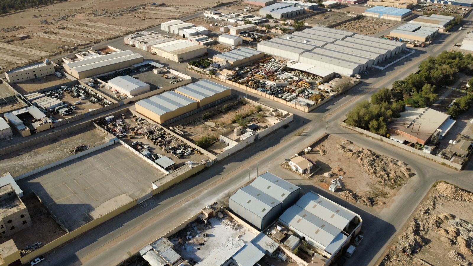 أرض تجارية على شارعين مقام عليها إستراحة بحي الغنامية بمدينة الرياض صك رقم / 3973103834100000