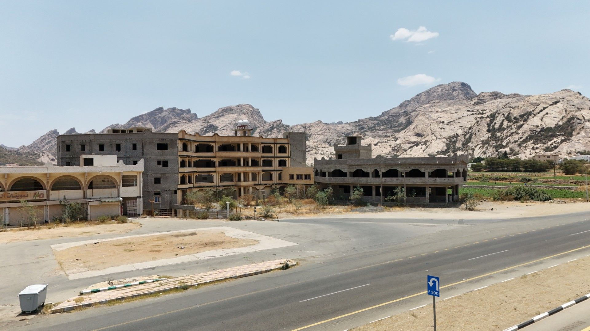 عمارة سكنية تجارية مساحة 2631.23م2 - تنومة (رقم الصك : 674910001247)