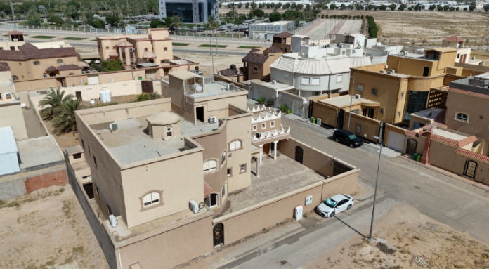المذنب / حي الروضة / فيلا مميزة / 616 م / 360001205880