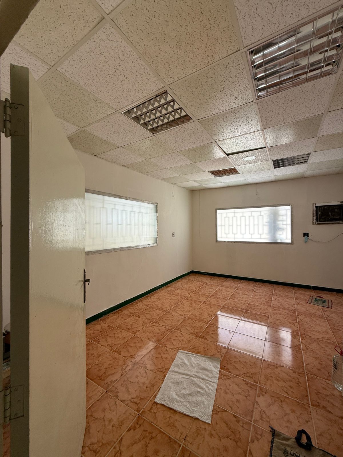 عمارة بمحلات و دور سكني بجوار إستاد الأمير محمد بوسط الدمام، - رقم الصك 66002937137