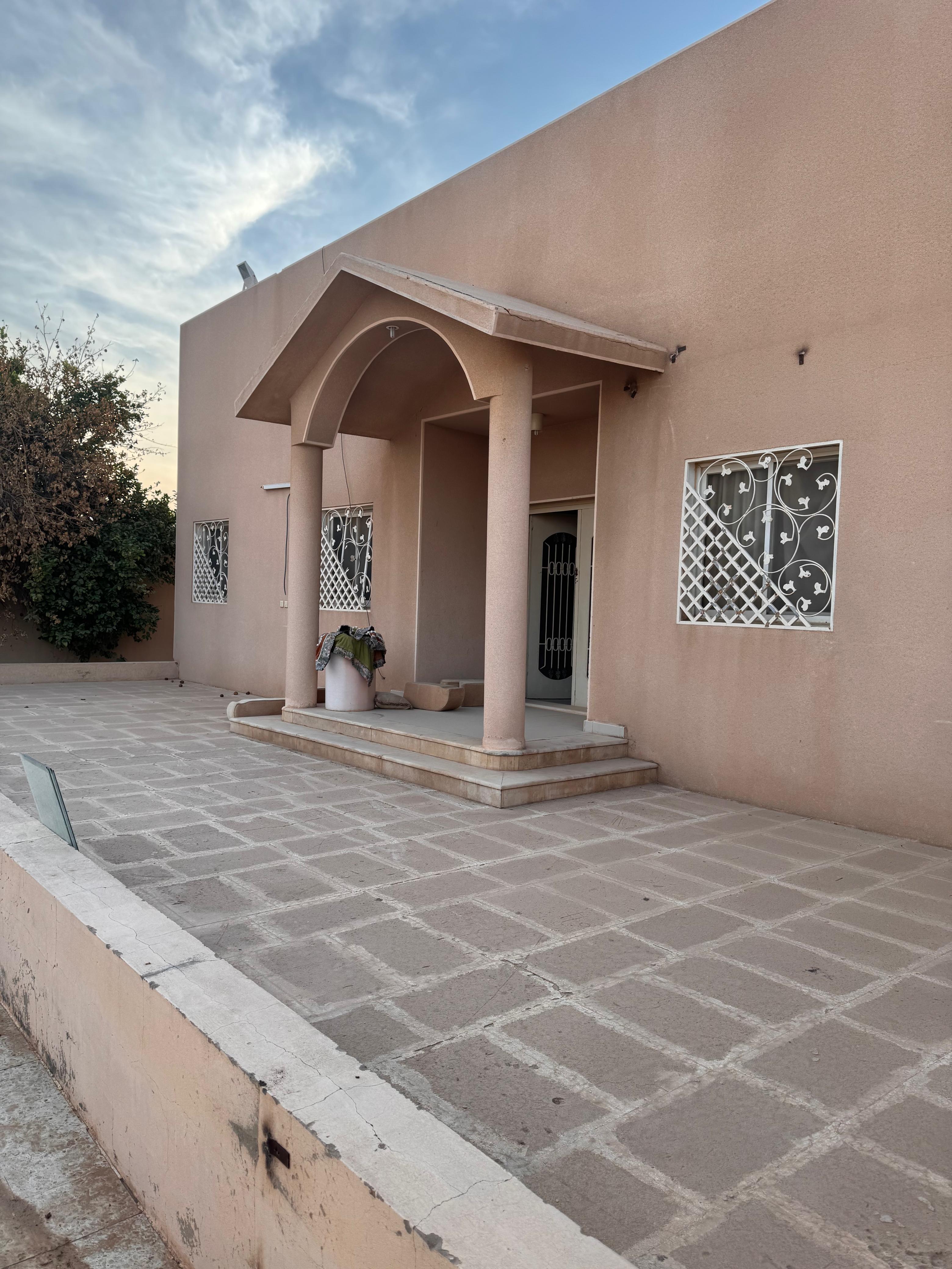 أرض زراعية مقام عليها فيلا و روضة اطفال بحي الريان - عنيزة صك رقم 5061520774600000