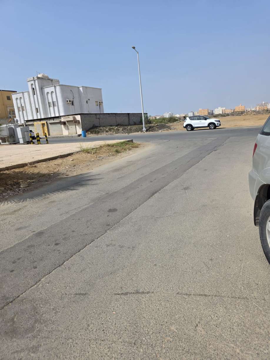 أرض سكنية على شارعين بمساحة 400 ( جيزان - الروضة ) بصك 672003009234