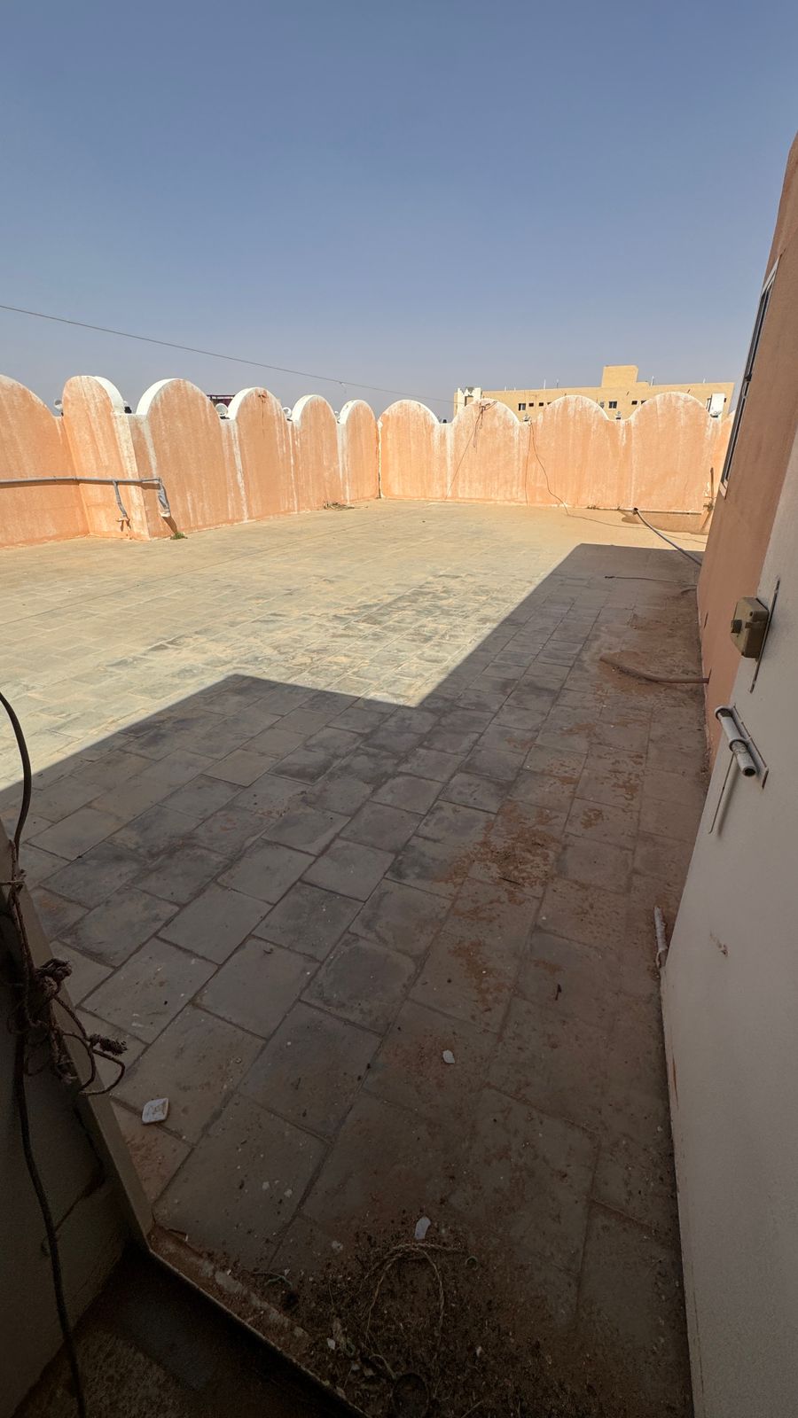 فيلا دورين وملحق علوي وملاحق أرضية بسكاكا العزيزية / رقم الصك 841502009923