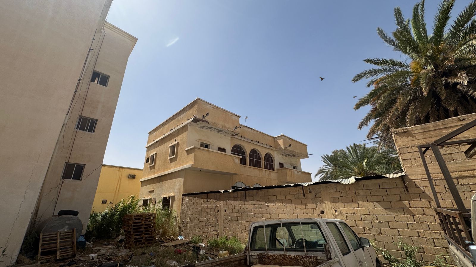 أرضين مقام عليهما عدة مباني بسكاكا السوق / رقم الصك 641506011774 - 541504011113