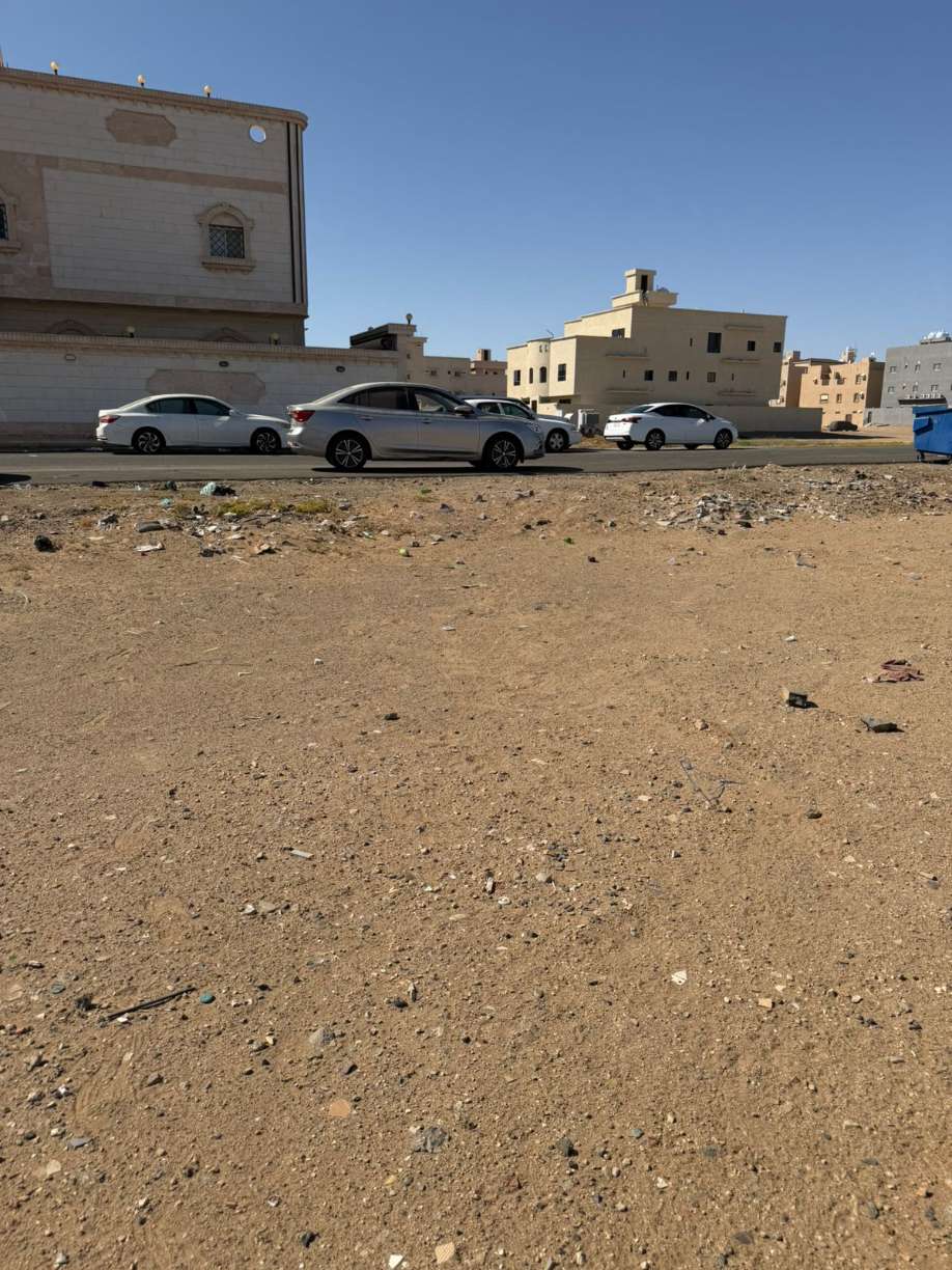 أرض سكنية بحي الرياض بمساحة 900م صك رقم 320211004043