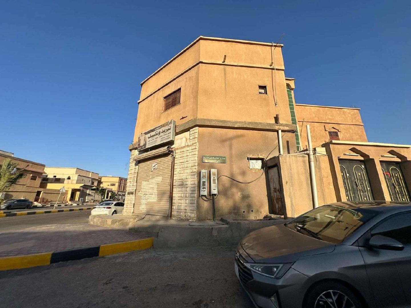 عمارة سكنية تجارية في المنطقة السكنية بمساحة:386.9م صك رقم (841907002438)