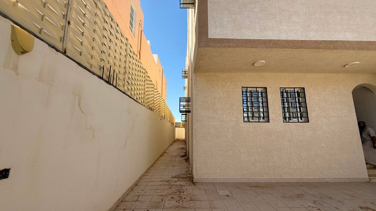 شقة سكنية حي اليرموك رقم صك (395705002352)