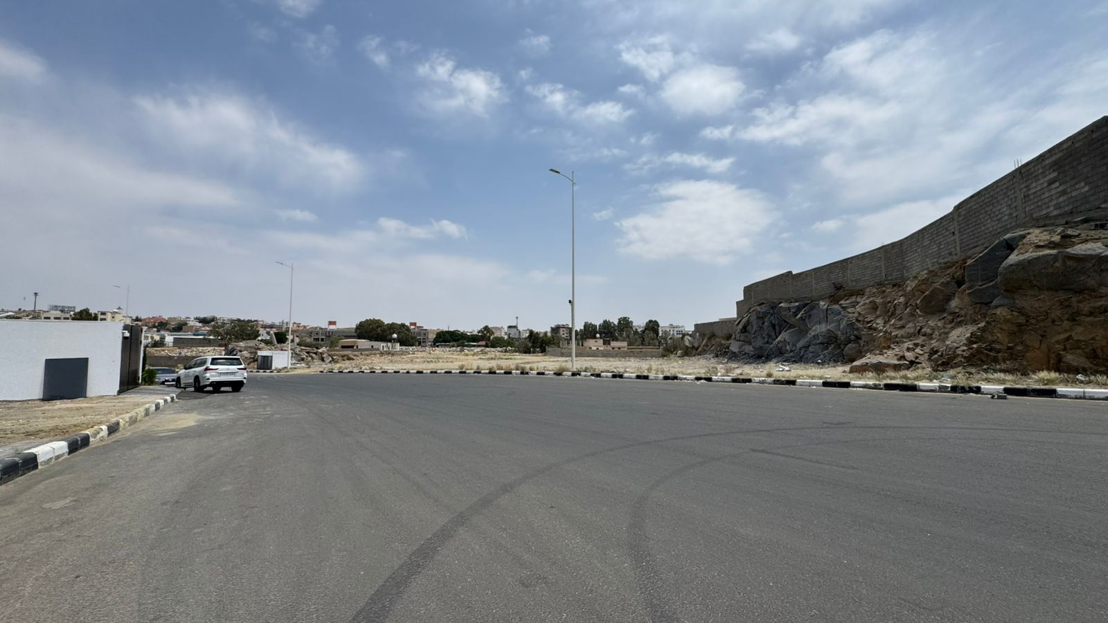 ارض زراعية مقام عليها مباني بحي ايتاره بمدينة خميس مشيط صك رقم / 760614002691