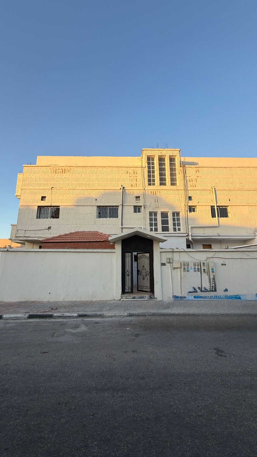 مبنى سكني بمساحة 392م بحي غرناطة - الدمام بصك 7875723580200000