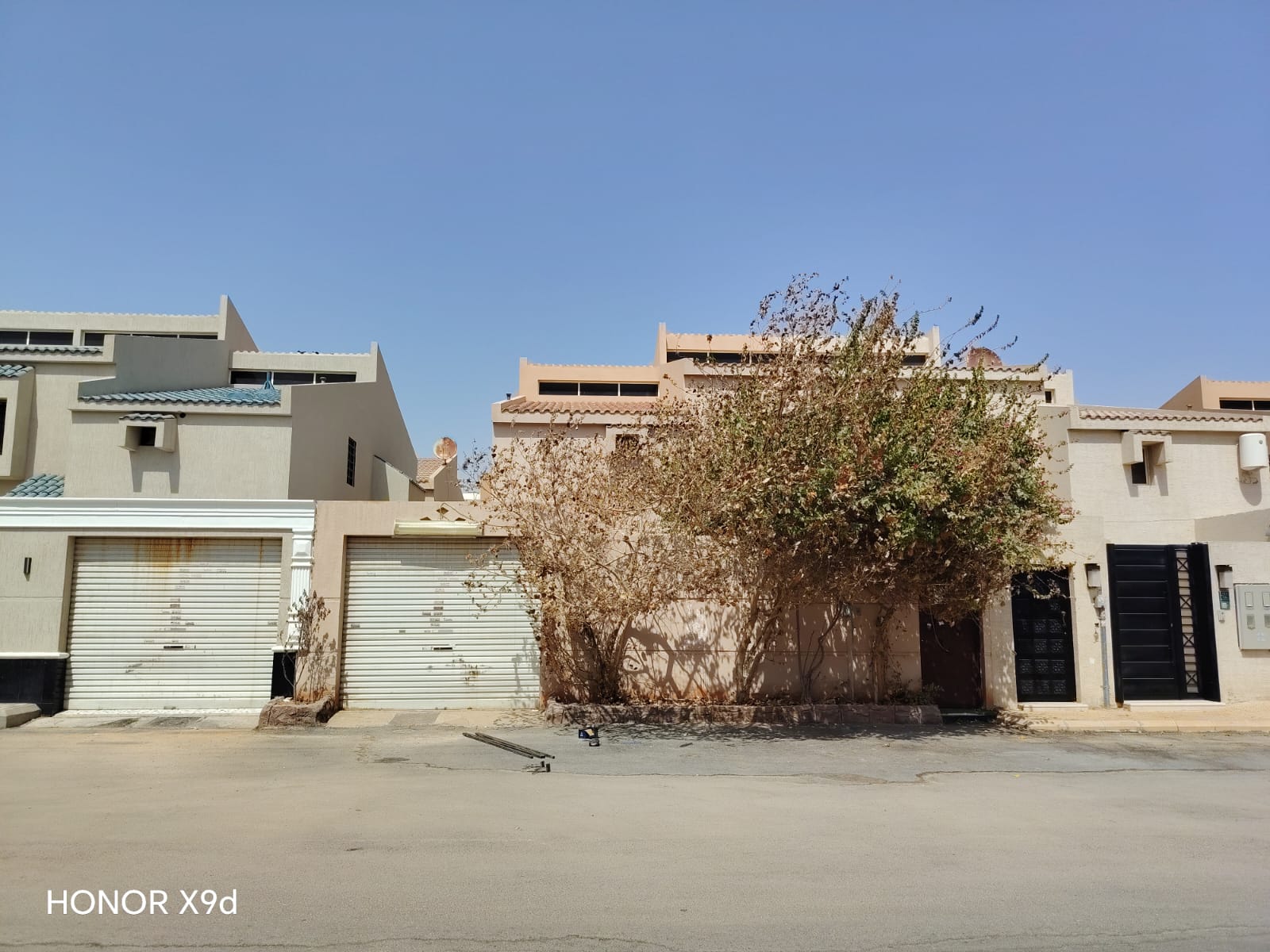 فيلا سكنية بحي ( الروابي - الرياض ) بمساحة 200 م بصك 5525701997300000