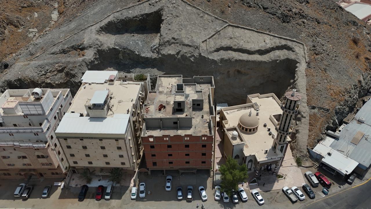 عمارة سكنية (تحت التشطيب ) بمخطط المنح شارع الحج بمدينة مكة المكرمة صك رقم / 920105003838