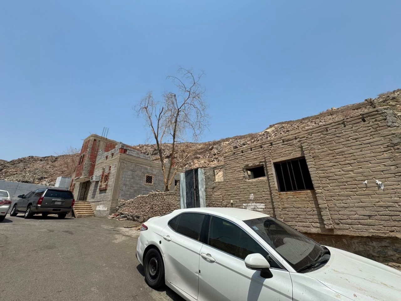 ارض سكنية مقام عليها مبنى بحي الزاهر بمدينة مكة المكرمة صك رقم / 820120009534