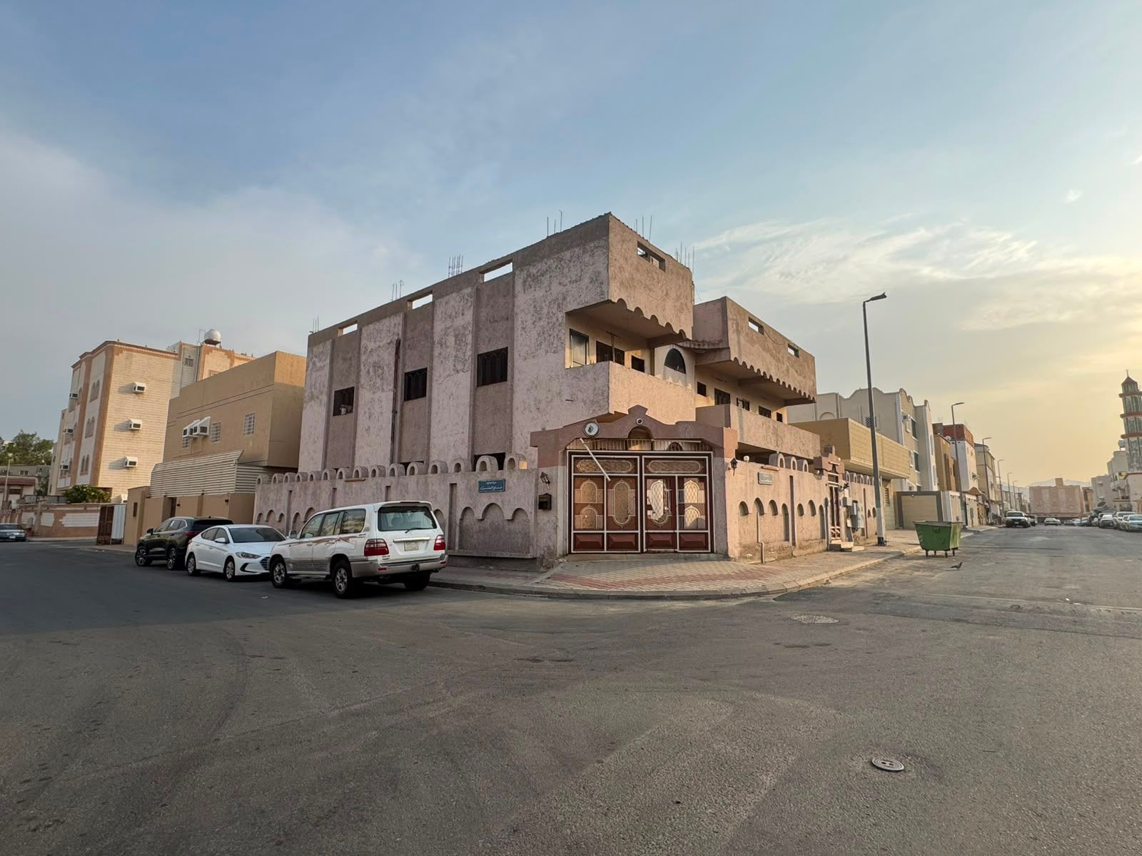 عمارة سكنية بحي شرائع المجاهدين بمدينة مكة المكرمة صك رقم / 320140000661