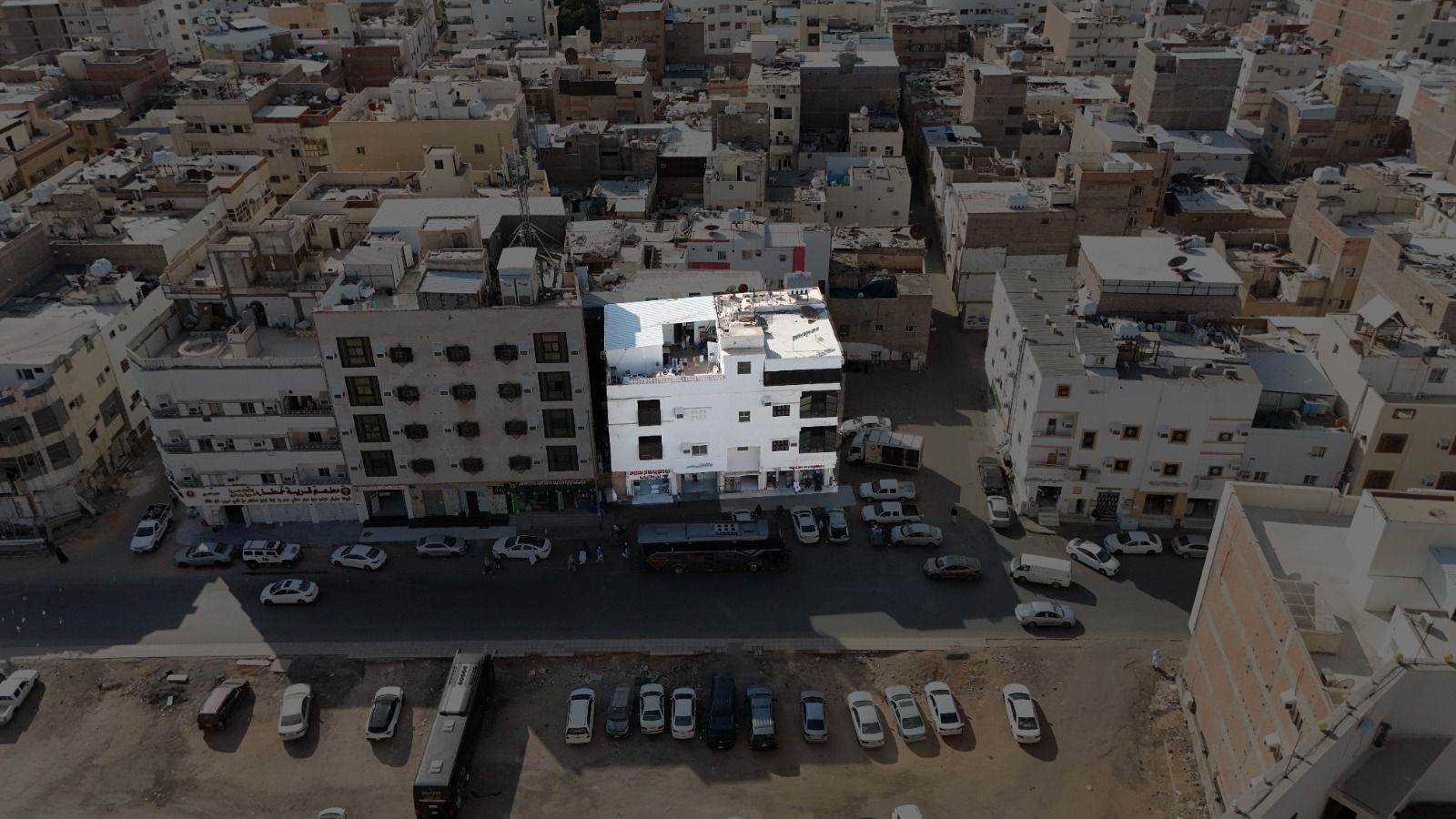 عمارة سكنية تجارية في حي الجمعة منطقة قباء بمساحة 253.11م بدون قطعة صك رقم 360624000362