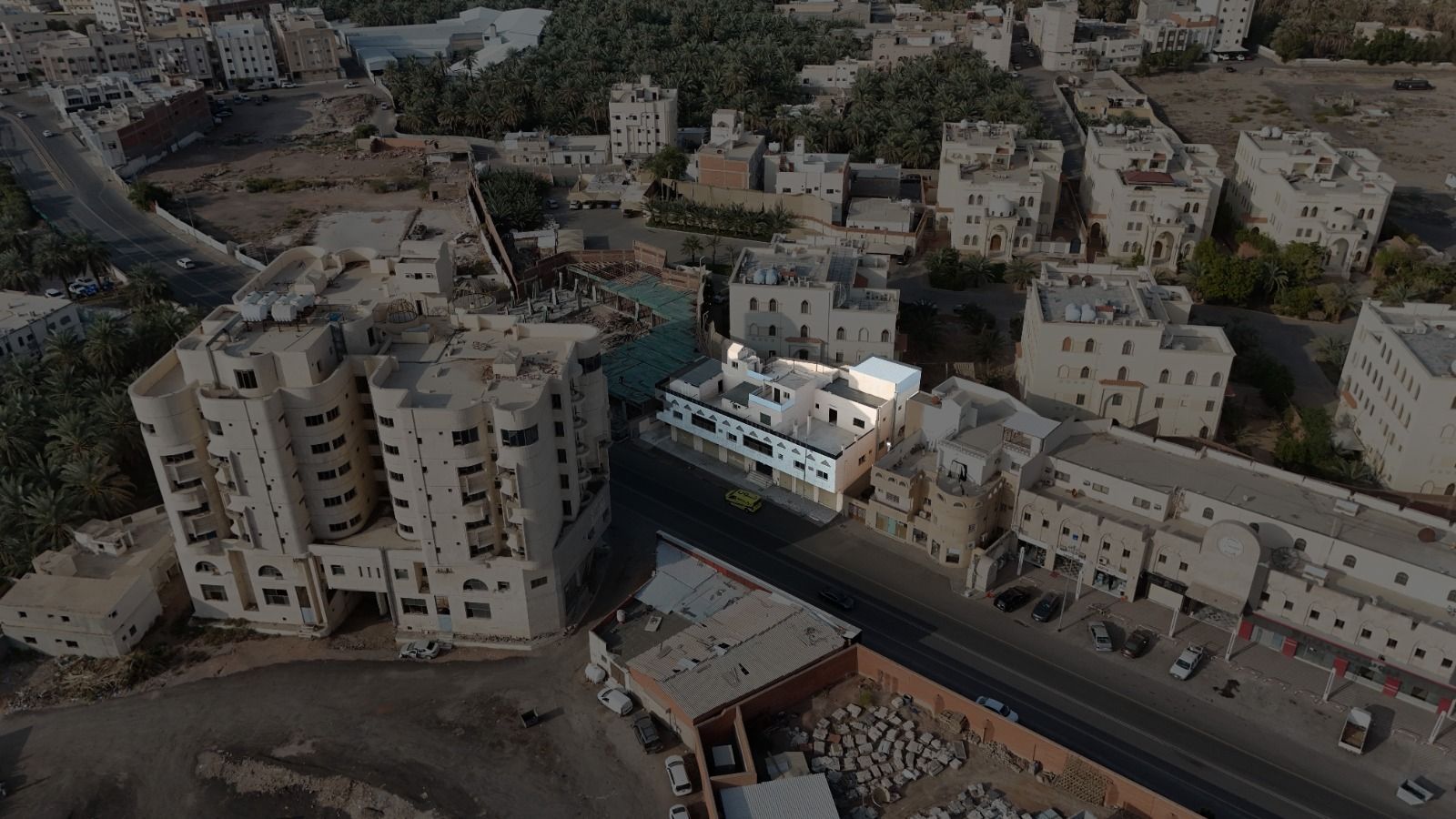 عمارة سكنية تجارية في حي العالية من مخطط أرض الأمانة بمساحة 716.30م رقم القطعة الغربية 2 صك رقم 340109017367